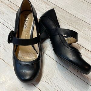 Lifestride women’s black Mary Jean pump. Size 6W.